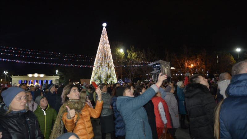 Новый год по-солдатски: в Севастополе зажгли главную елку города под военные представления (+фото)