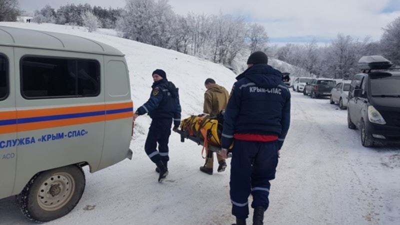 В Крыму эвакуировали женщину, получившую травму во время катания на санках (+фото)