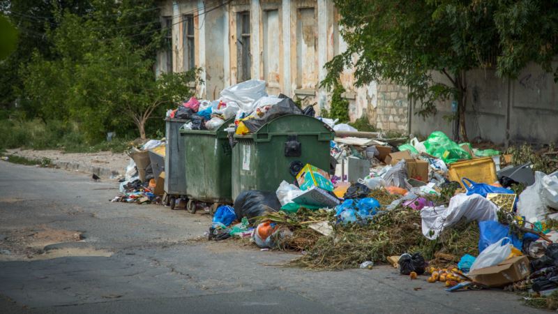 Глава Симферополя о состоянии урн для мусора: «Большая часть практически сгнила»