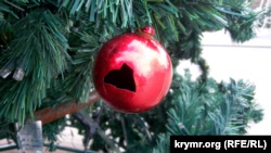В Севастополе с новогодней елки украли часть игрушек (+фото)