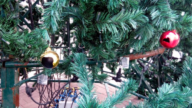 В Севастополе с новогодней елки украли часть игрушек (+фото)