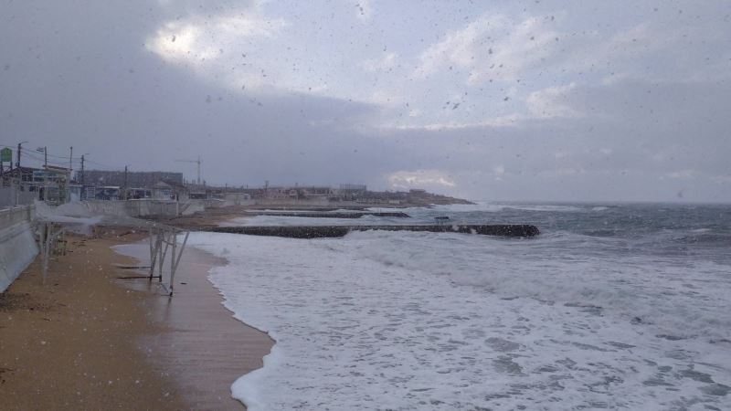 Севастополь: высокие волны «накрыли» пляж парка Победы (+фото)