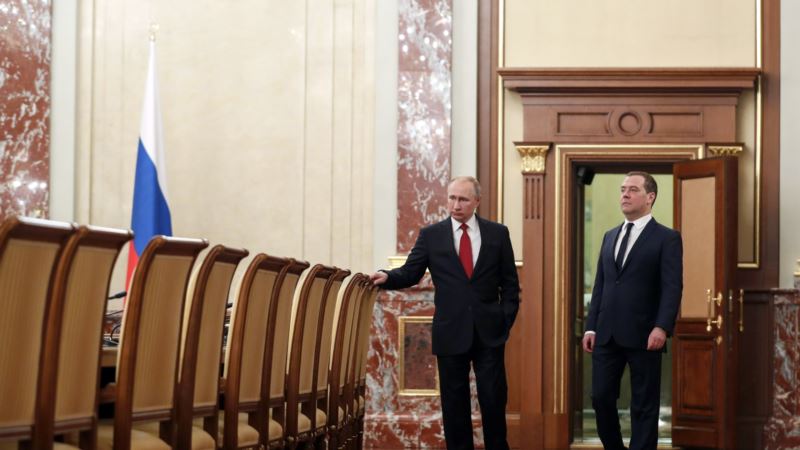 Путин назначил Медведеву зарплату в 618 713 рублей