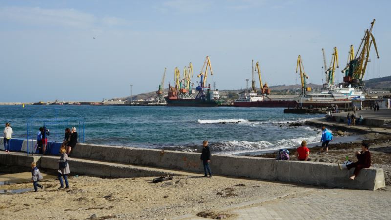 Власти Феодосии отрицают информацию о разливе нефти в море