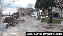 В Ялте ураган повалил деревья и праздничную иллюминацию (+фото)