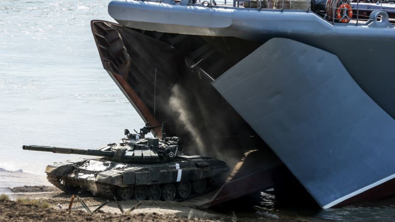 Российские военные учатся ездить на танках в Крыму – командование