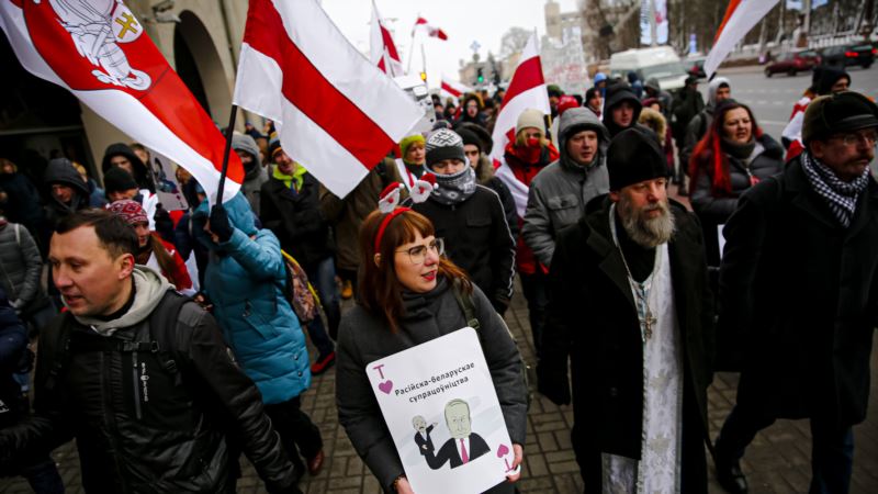 В Беларуси на треть снизилось число сторонников союза с Россией