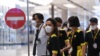 Экипаж самолета авиакомпании Singapore Airlines после прилета из КНР в аэропорт Чанги. Сингапур, 3 марта 2020 года