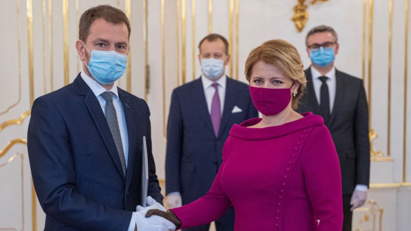 Правительство Словакии приняло присягу в масках и перчатках