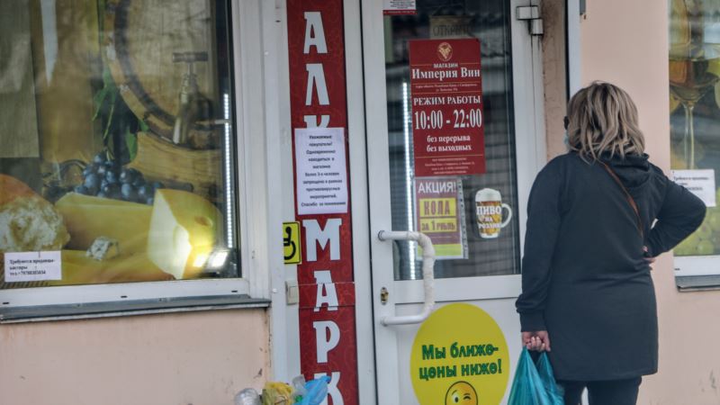 Магазины Симферополя перешли на «карантинное» обслуживание – не впускают более трех человек