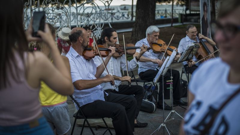 Коронавирус: в Ялте запретили выступать уличным музыкантам