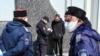 Российский полицейский проверяет документы у прохожего на предмет соблюдения им карантина, поблизости стоят казаки, патрулирующие данный район. Иллюстрационное фото