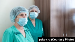 Россия: губернатор пришел в больницу в защитном костюме, тогда как врачи были в обычных халатах