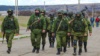 Российские военные в крымском селе Перевальное, 5 марта 2014 года