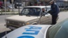 Сотрудник российской ДПС проверяет документы у водителя. Симферополь, апрель 2020 года (иллюстрационное фото)