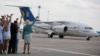 Близкие удерживаемых по политическим мотивам украинцев ожидают их в аэропорту «Борисполь» после обмена «35 на 35», 7 сентября 2019 года