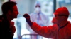 Медицинский работник берет мазок в специальном центре тестирования на коронавирус в Кельне, Германия