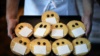 Кондитер в немецком Дортмунде предлагает «безопасное» во время пандемии блюдо – печенье в маске 