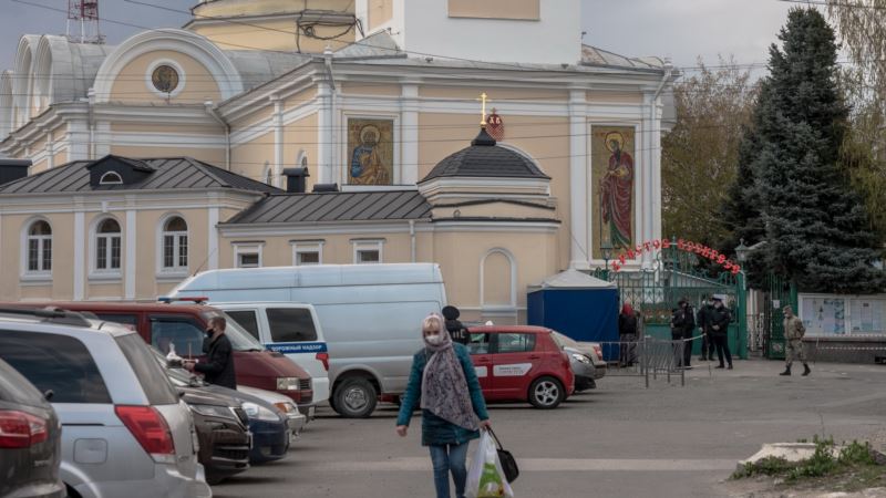 В Симферополе святят куличи под присмотром полиции и дружинников