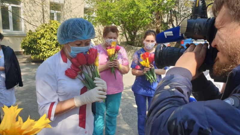 Никитский ботсад подарил крымским медикам тюльпаны со своей выставки (+фото)