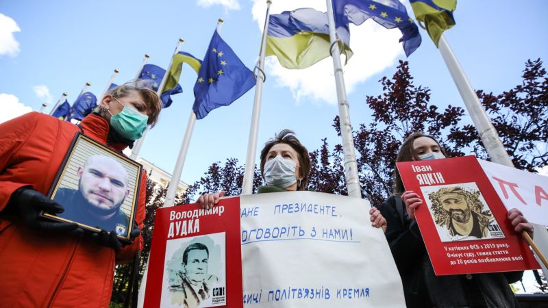 «Хватит обещаний»: семьи политузников провели акцию под Офисом президента Украины (фоторепортаж)