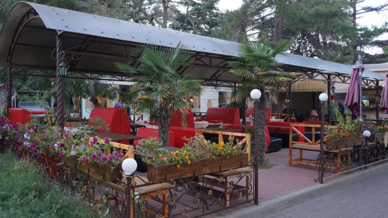 Аксенов анонсировал открытие летних площадок кафе и ресторанов в Крыму