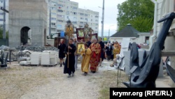 Коронавирус: в севастопольском храме провели службу без масок и перчаток