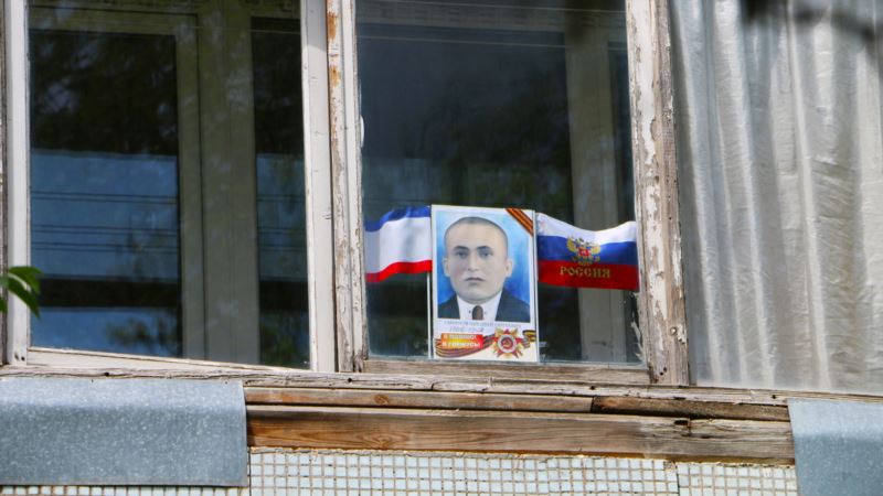 В Симферополе 9 мая выставили в окна домов портреты участников войны (+ фото)