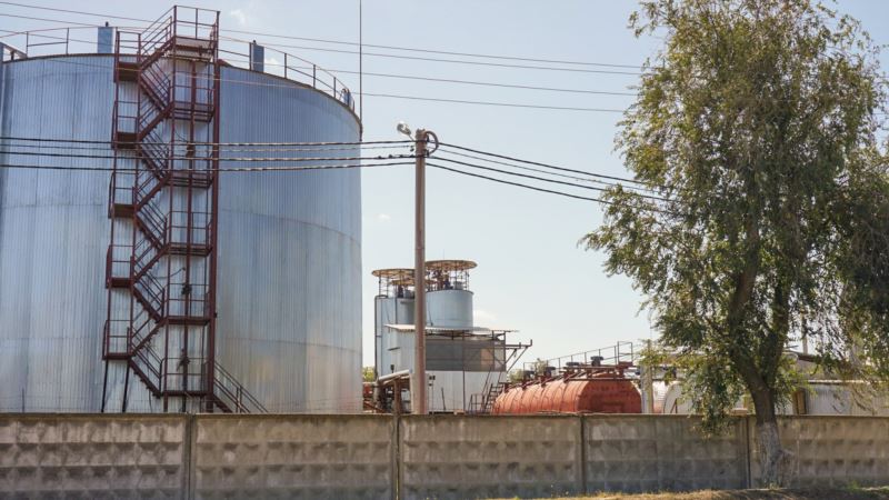 «Дышать невозможно»: Аксенов обещает решить проблему с нефтебазой в Ленино