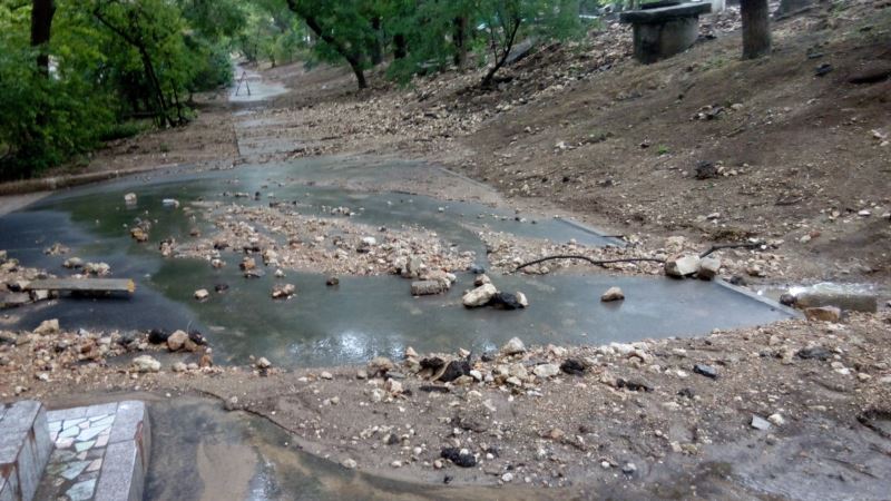 Грязевой сель и мусор в море: последствия ливня в Севастополе (+фото)