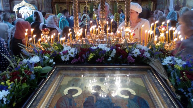 Троица в Севастополе: верующие массово пошли в храмы без масок и перчаток (+фото)