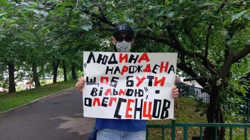 У администрации Путина задержали троих человек за пикеты в поддержку крымских татар и активиста Котова