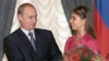 8 июня 2001 года. Первая официальная фотография, где Владимир Путин и Алина Кабаева фигурируют вместе