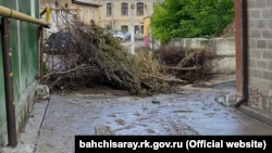 В Бахчисарае ливень затопил дома (+фото)