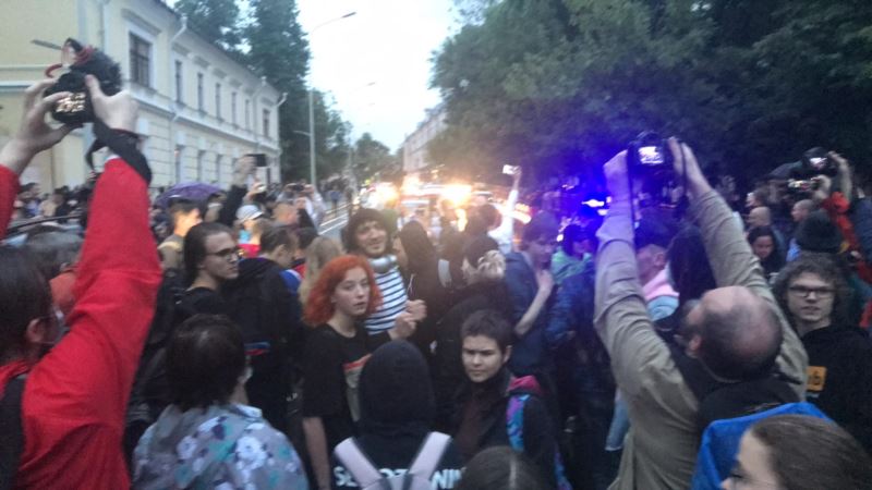 Москва: ОМОН задержал свыше сотни участников акции против поправок к Конституции России