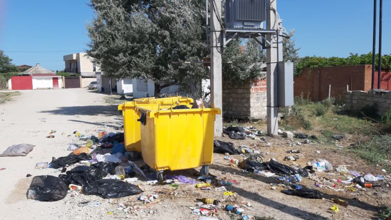 На въезде в Курортное туристов встречает груда мусора (+фото)
