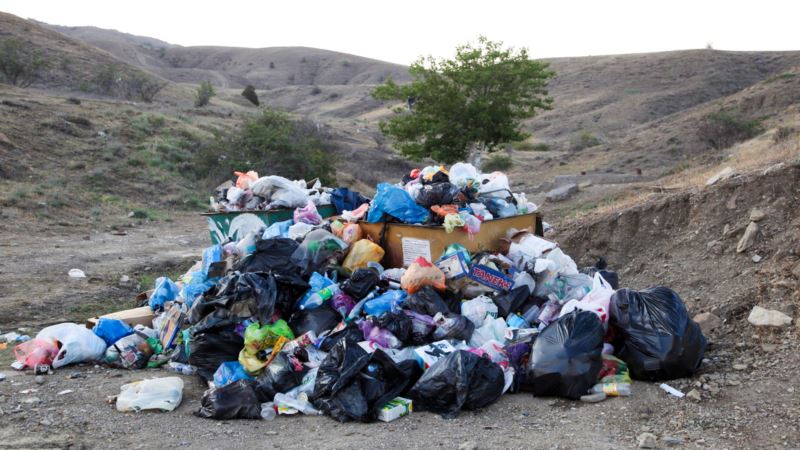 Немытая гранитная набережная и проблемы с вывозом мусора: власти проверили состояние пляжей в Судаке