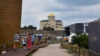 Посетители на территории музея-заповедника «Херсонес Таврический» рядом с конструкциями сцены фестиваля оперы и балета