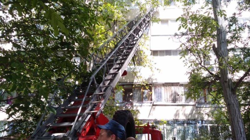 В симферопольской многоэтажке загорелся балкон, есть пострадавший (+фото)
