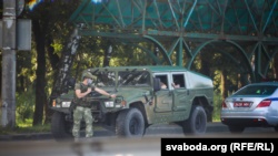 На въезде в Минск стоят военные и ГАИ (+фото)
