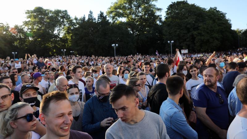 В Минске тысячи людей пришли на встречу с Тихановской (трансляция)