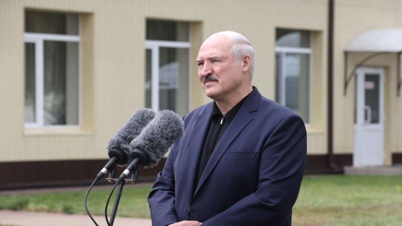 Лукашенко заявил, что в школах не должно быть учителей, не желающих следовать государственной идеологии