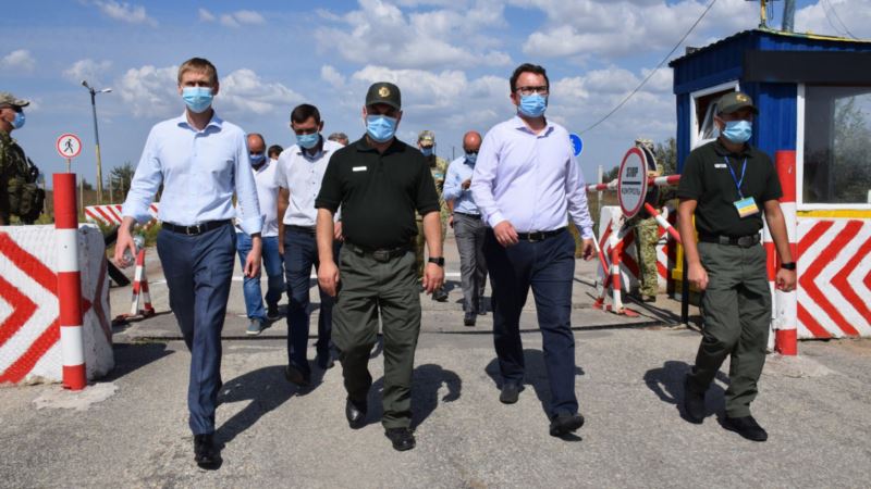 Представитель президента Зеленского проверил работу КПВВ на админгранице между Крымом и Херсонщиной (+фото)