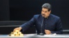 Николас Мадуро перебирает золотые слитки в прямом эфире национального телевидения