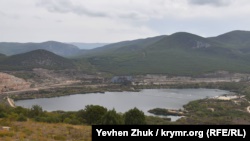 Вода для Севастополя: озеро у горы Гасфорта под контролем байкеров (фотогалерея)