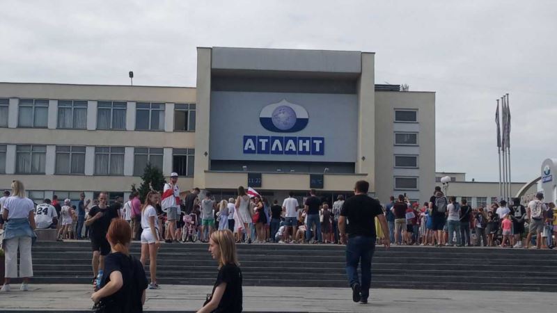 В Беларуси работник завода «Атлант» поднялся на трубу и записал обращение к Лукашенко