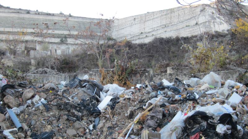 Севастополь: мусора в карьерах Инкермана стало больше