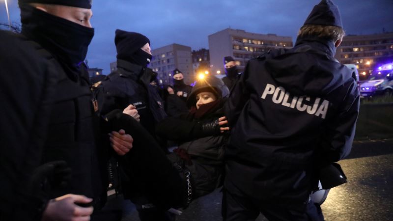 Мэр Варшавы пообещал приостановить финансирование полиции, если она не прекратит применять силу против демонстрантов