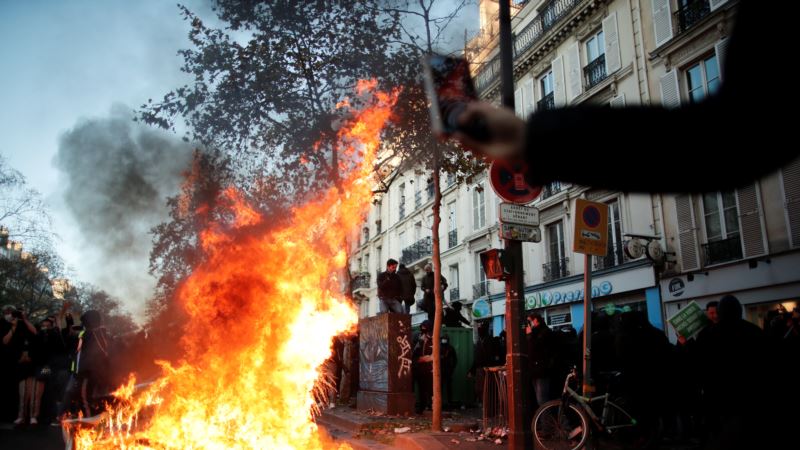 Во Франции акции за свободу получения информации переросли в беспорядки