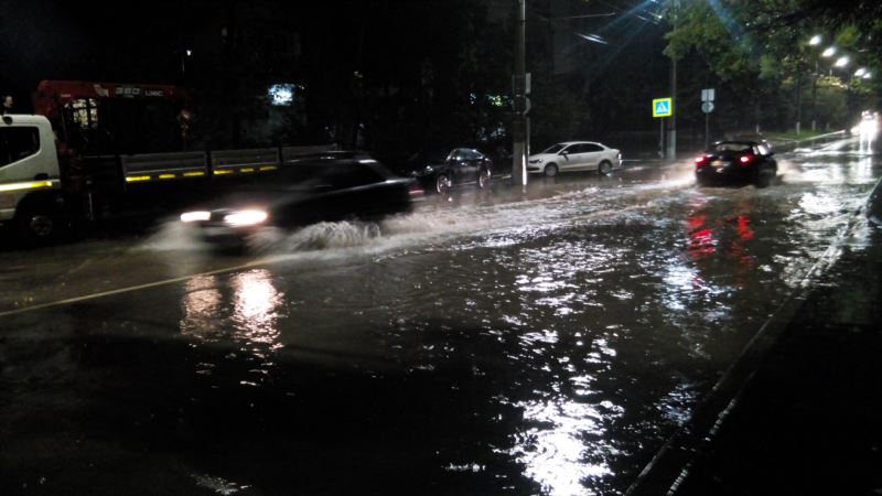 В Севастополе ливень превратил улицы в реки (+фото)